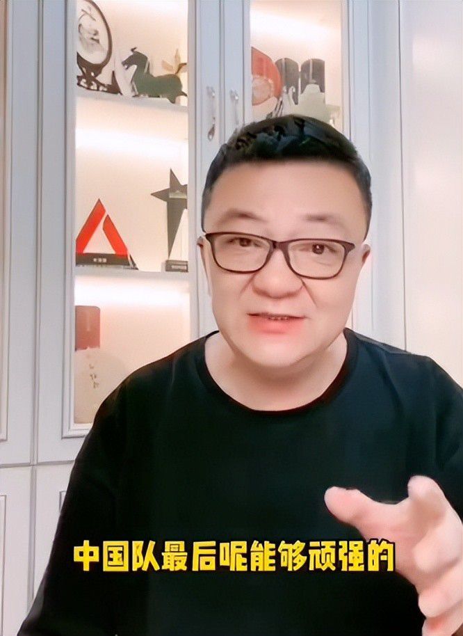 杨若晴悄悄挪动到了床角，站在孙氏的身后。